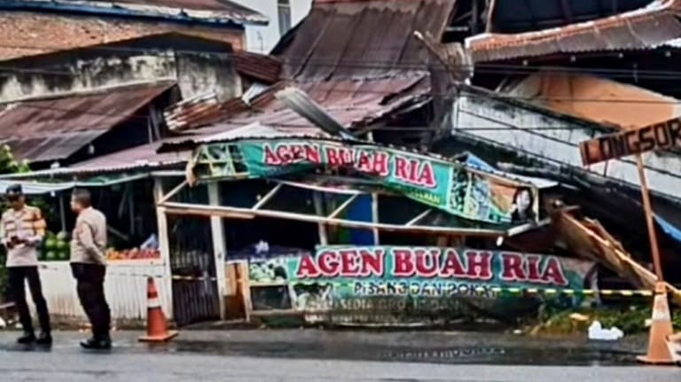 Rumah Ambruk