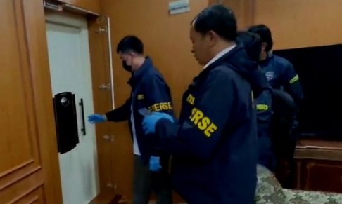 Tim gabunagan Polri melakukan penggeledahan terkait perkara dugaan korupsi