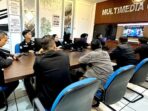 Personel Bidhumas Polda Sumsel nonton bareng Malam Penganugerahan Hoegeng Awards 2026