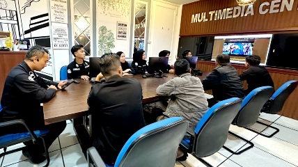 Personel Bidhumas Polda Sumsel nonton bareng Malam Penganugerahan Hoegeng Awards 2026