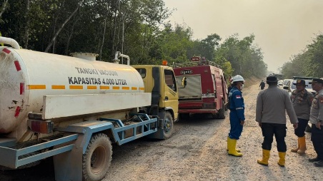tim gabungan water canon brimob padamkan karhutla kebun karet